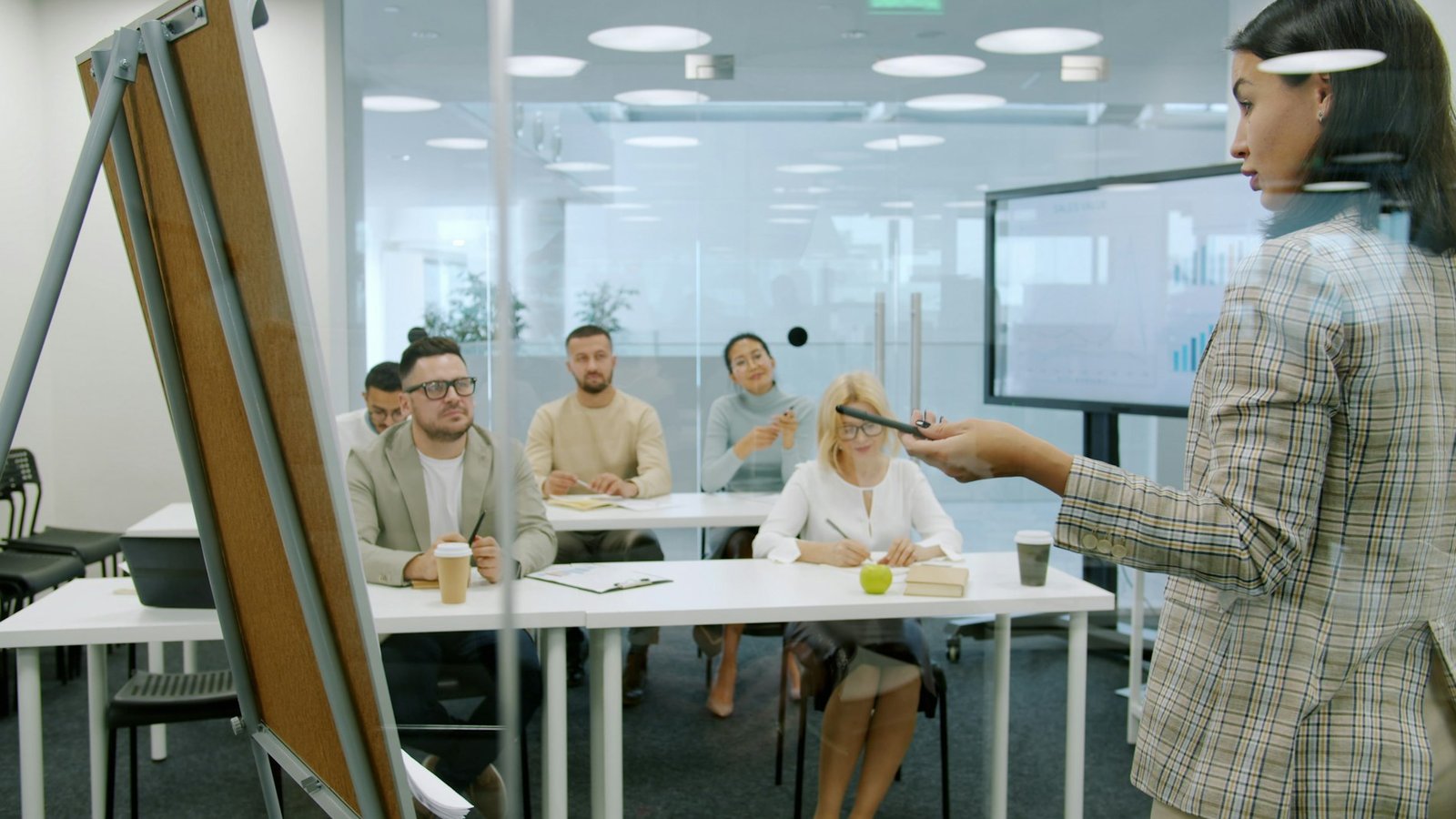 Profesora explicando ante un grupo en una sala de formación