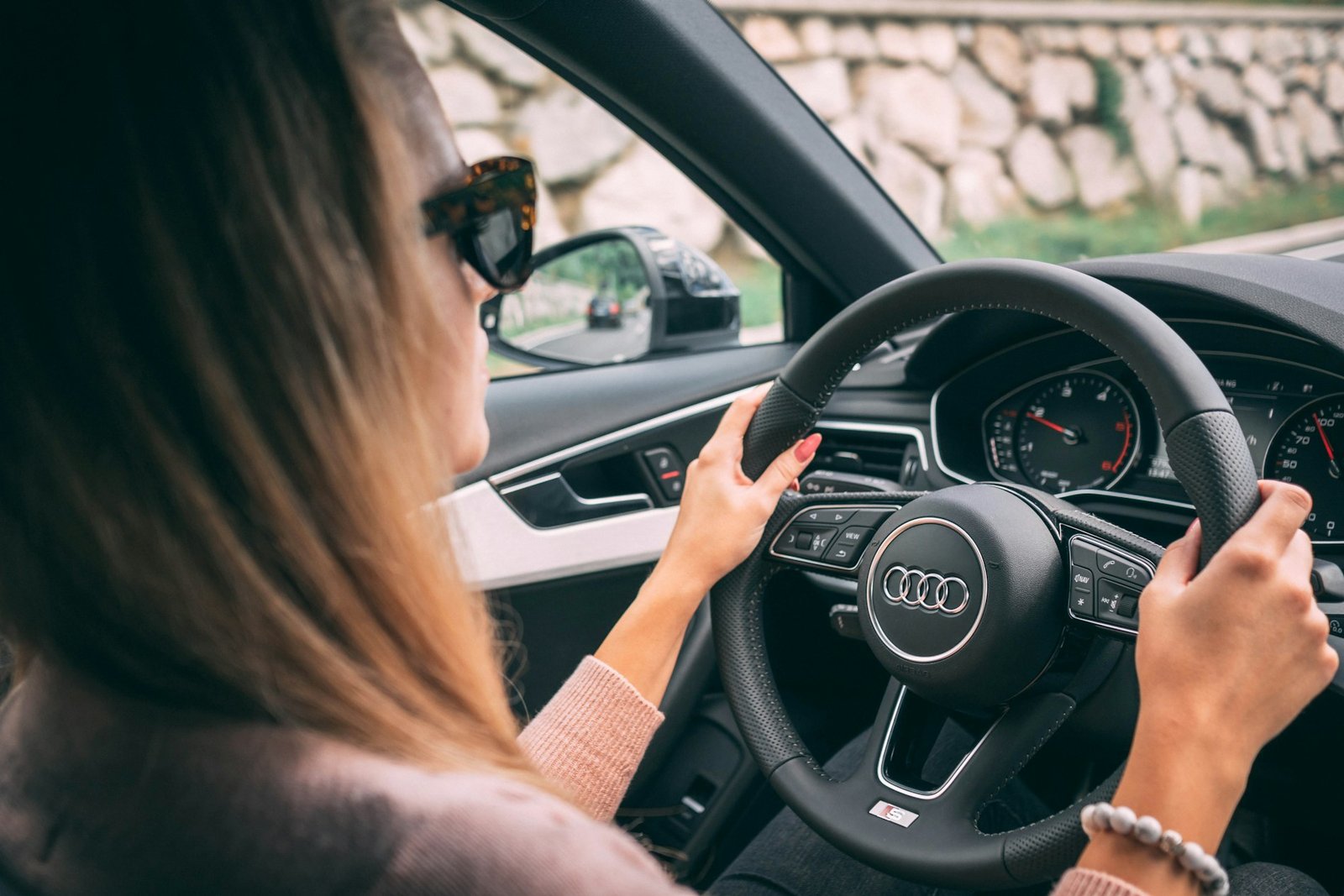 Conductora al volante de un coche