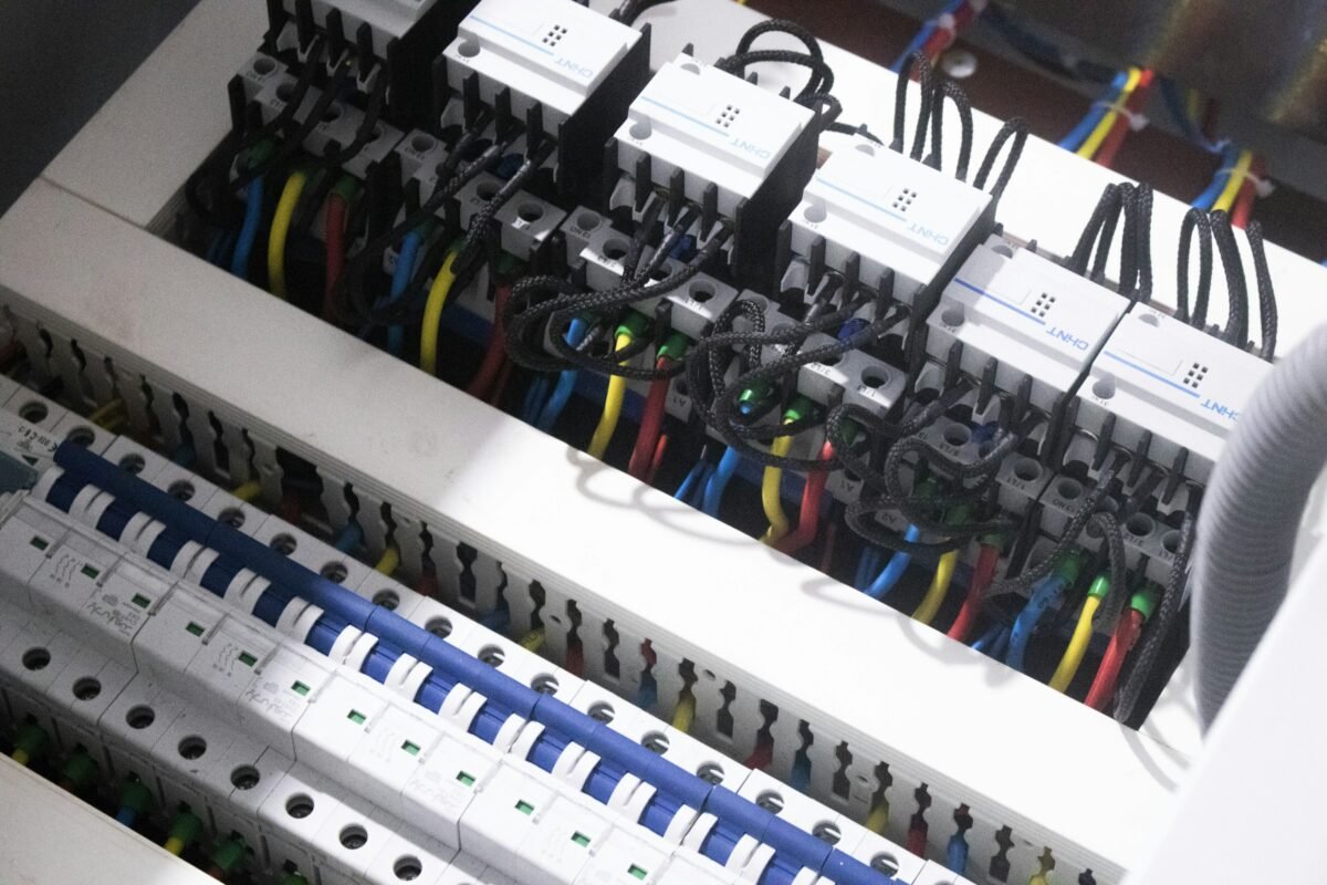 Cuadro eléctrico con interruptores y cableado