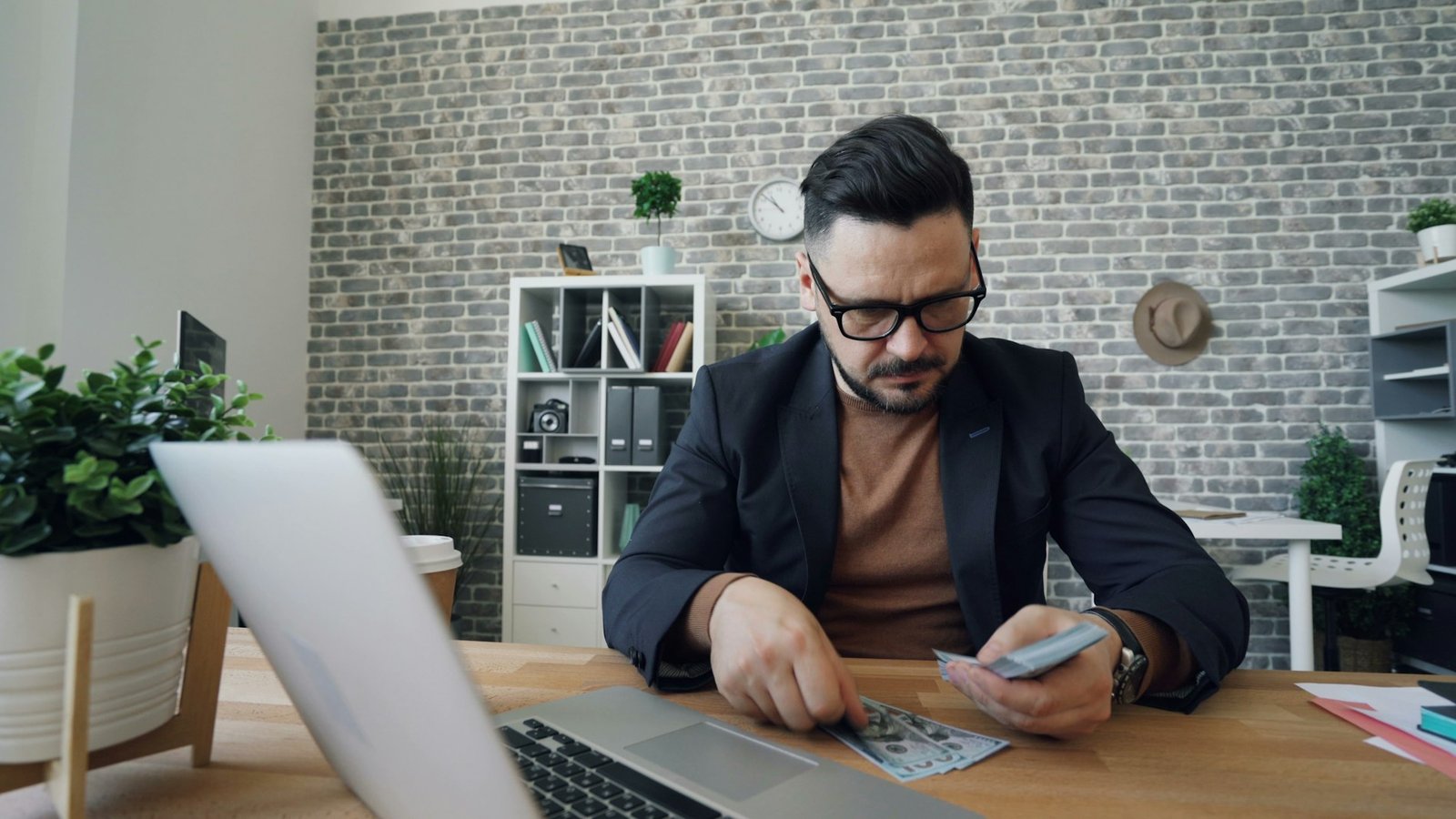 Profesional trabajando con un portátil en un despacho