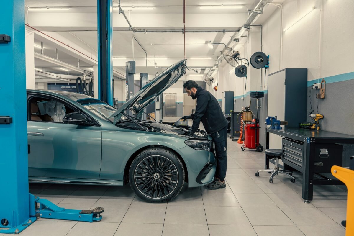 Mecánico revisando el motor de un coche en un taller
