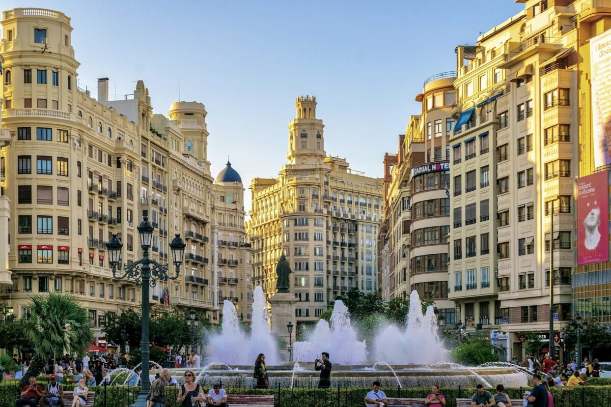 Plaza del Ayuntamiento de Valencia con su fuente