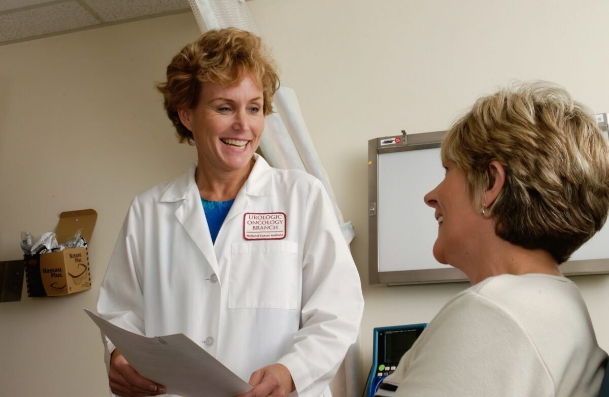 Doctora conversando con una paciente en la consulta