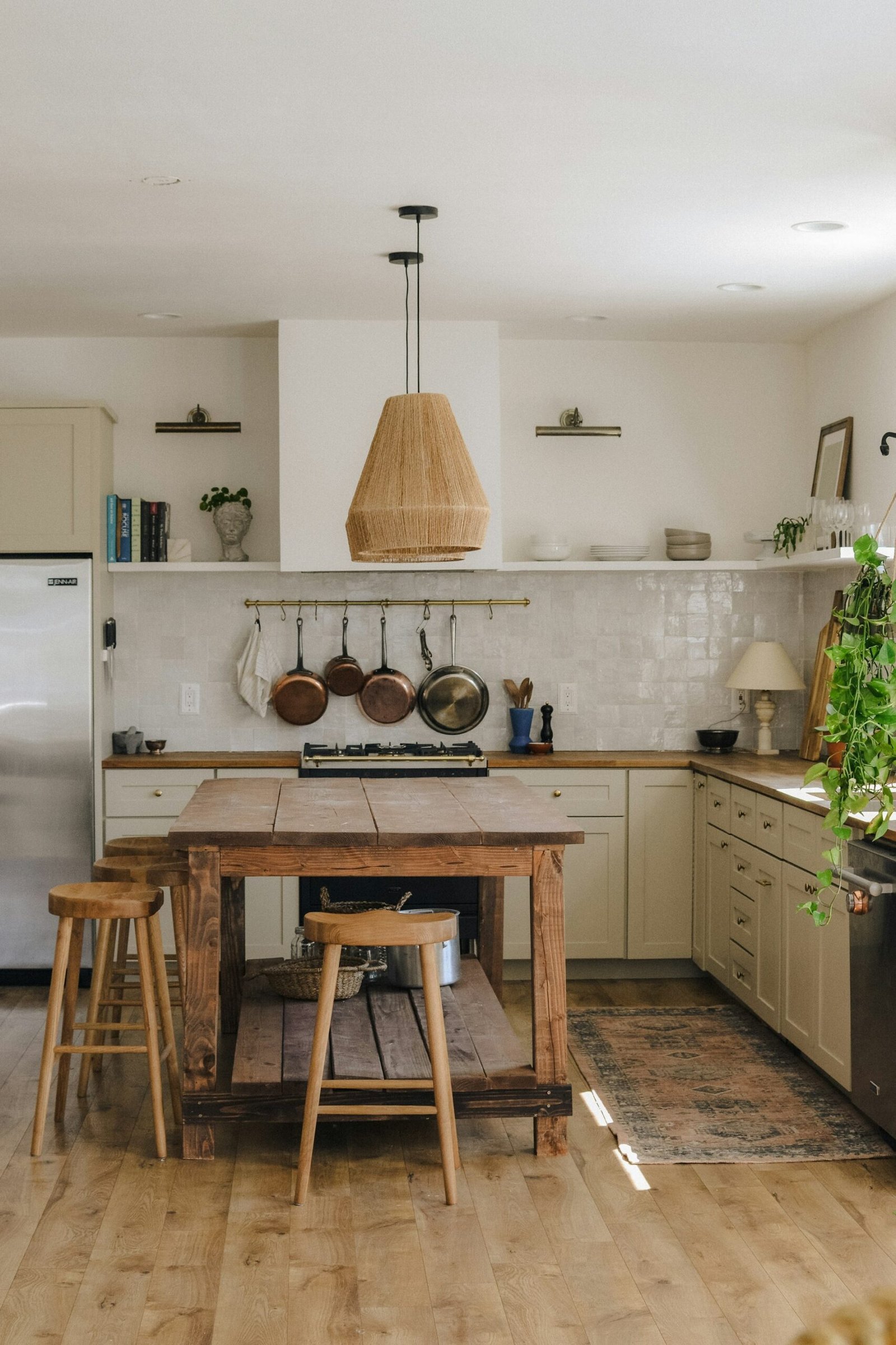 Cocina reformada con isla de madera y taburetes