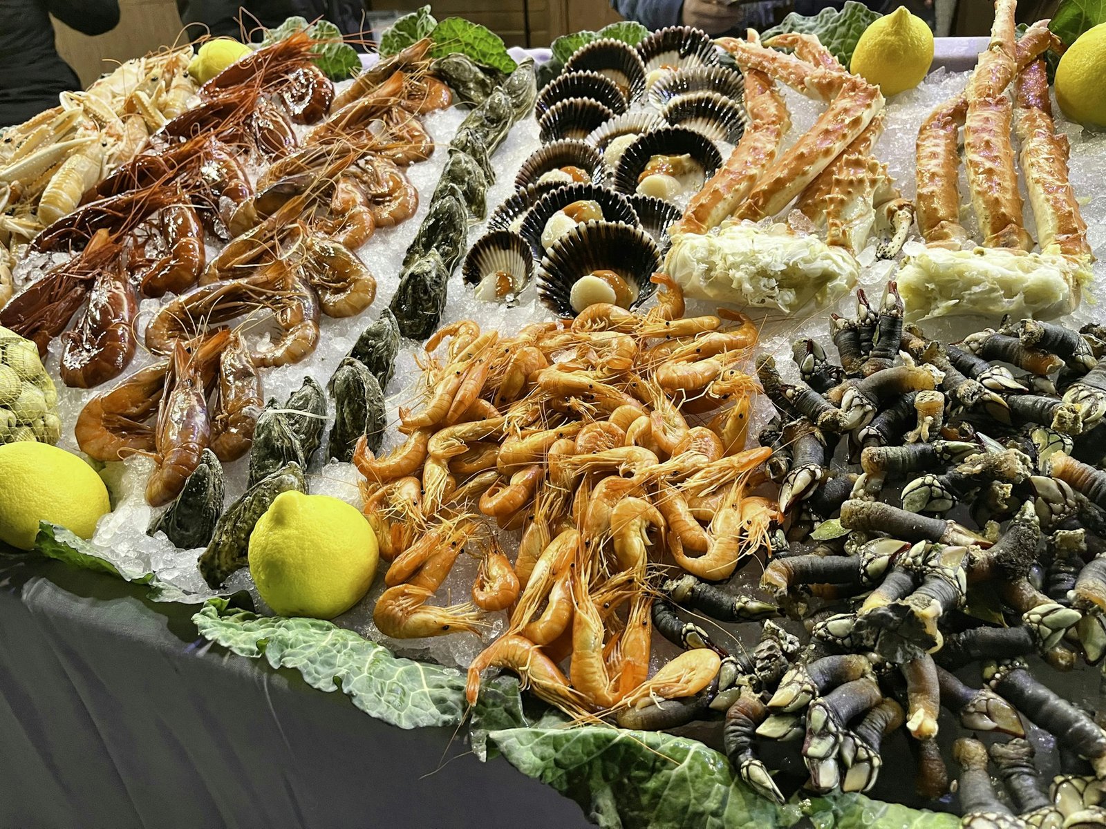 Expositor de marisco fresco con gambas y crustáceos