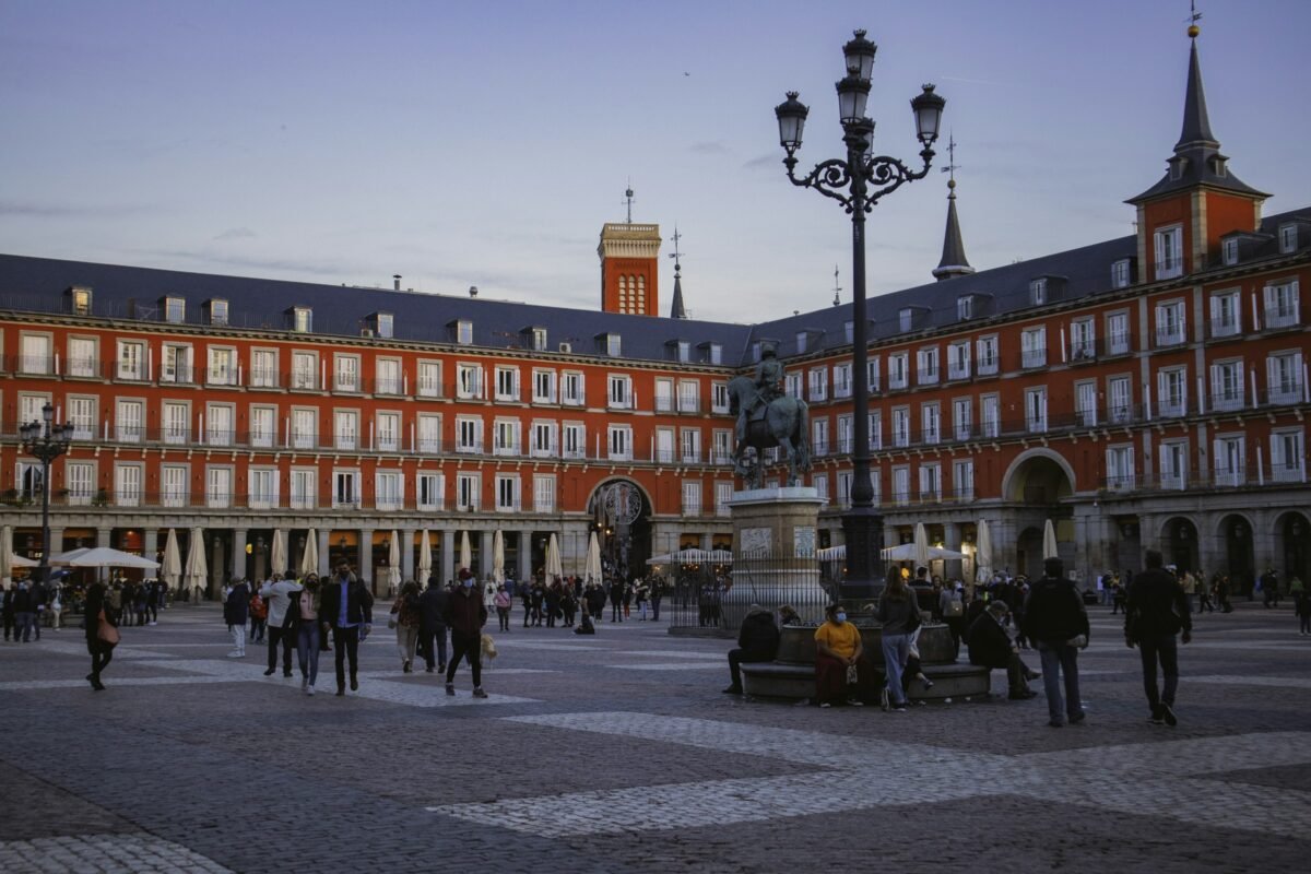 Plaza Mayor de Madrid con sus soportales y una farola