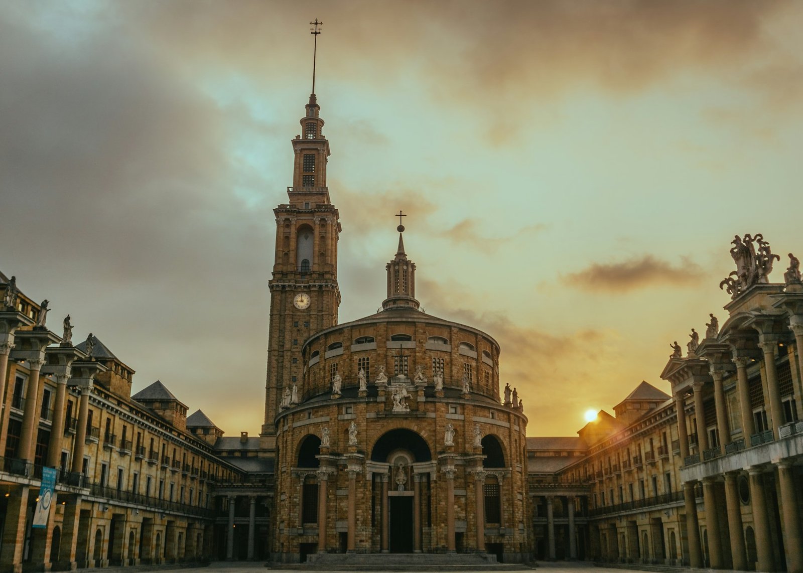 Torre de la Universidad Laboral de Gijón al atardecer