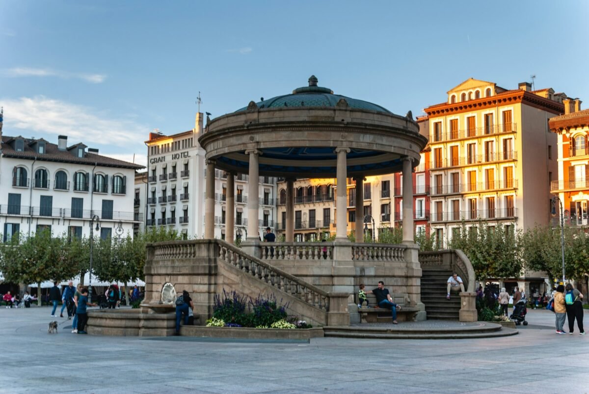 Plaza del Castillo de Pamplona con su quiosco