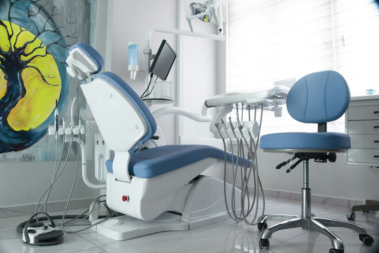 Gabinete dental luminoso con sillón de tratamiento