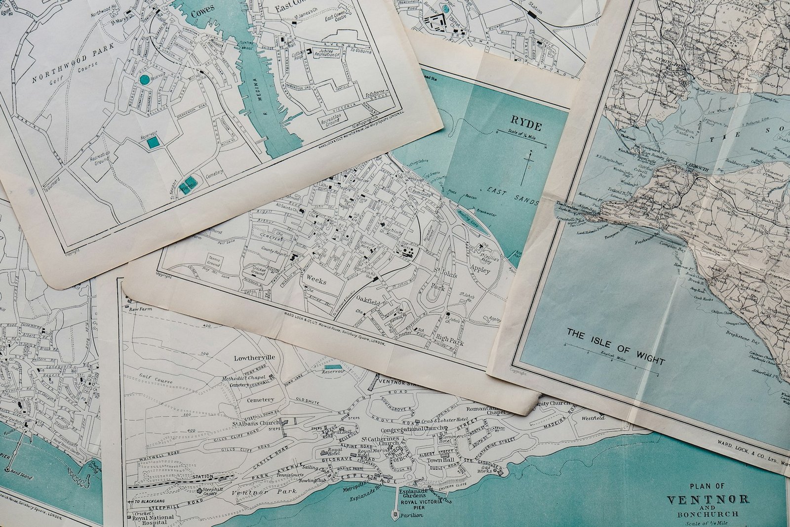 Mapas de carreteras desplegados sobre una mesa