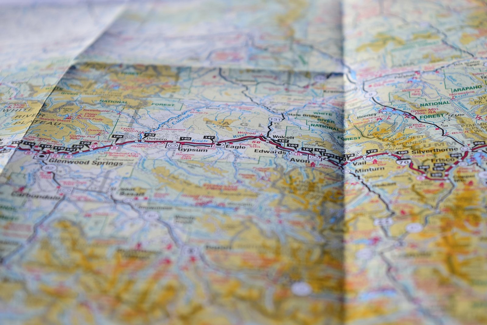 Detalle de un mapa con rutas y relieve