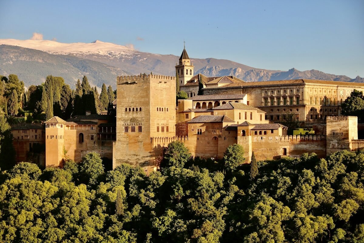 La Alhambra de Granada con Sierra Nevada nevada al fondo